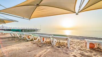 Plage privée, chaises longues, parasols, serviettes de plage