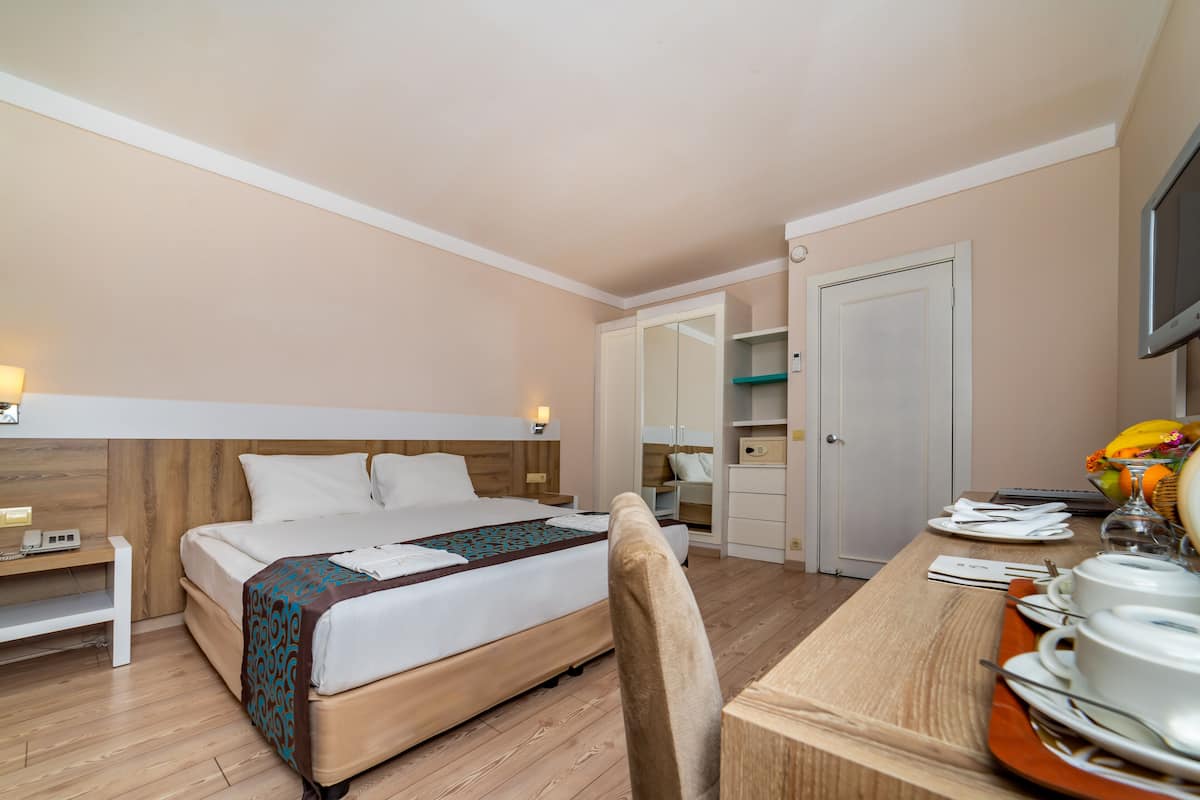 1 bedroom, free minibar items, in-room safe, desk