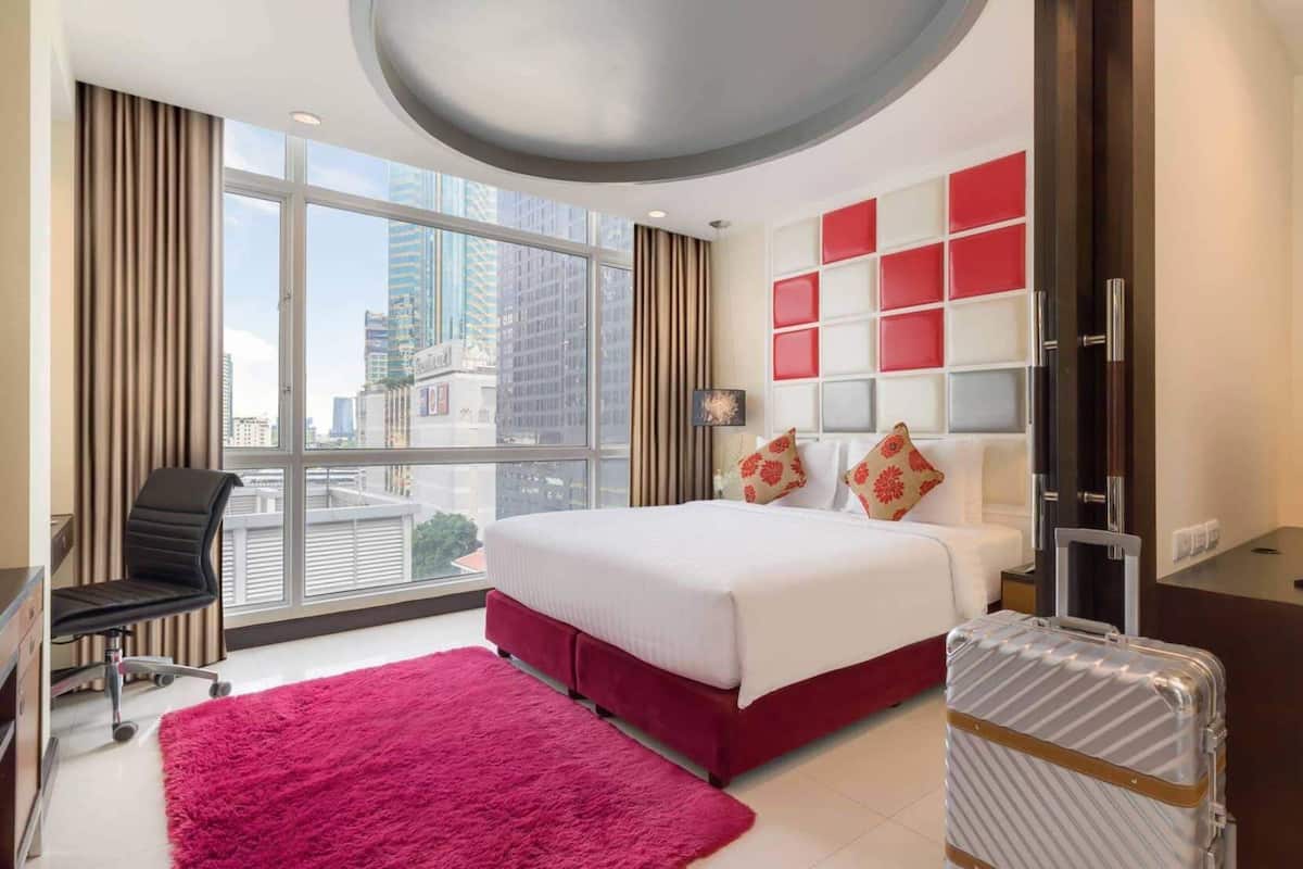 Premium bedding, in-room safe, desk, free WiFi