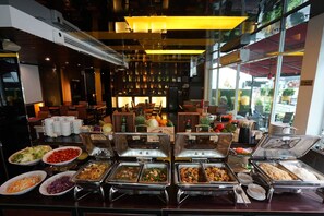 每日供應當地料理早餐 (每人 THB199)