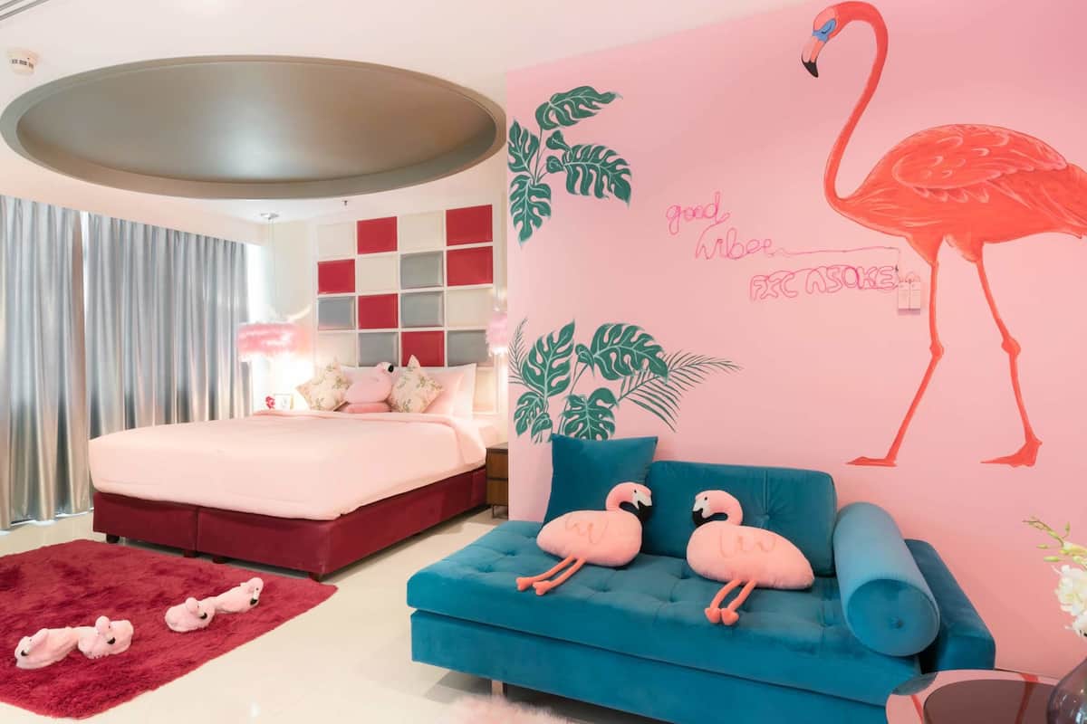 Theme Room | Oppholdsområde | En 29-tommers Flatskjerm-TV med kabel-kanaler samt TV
