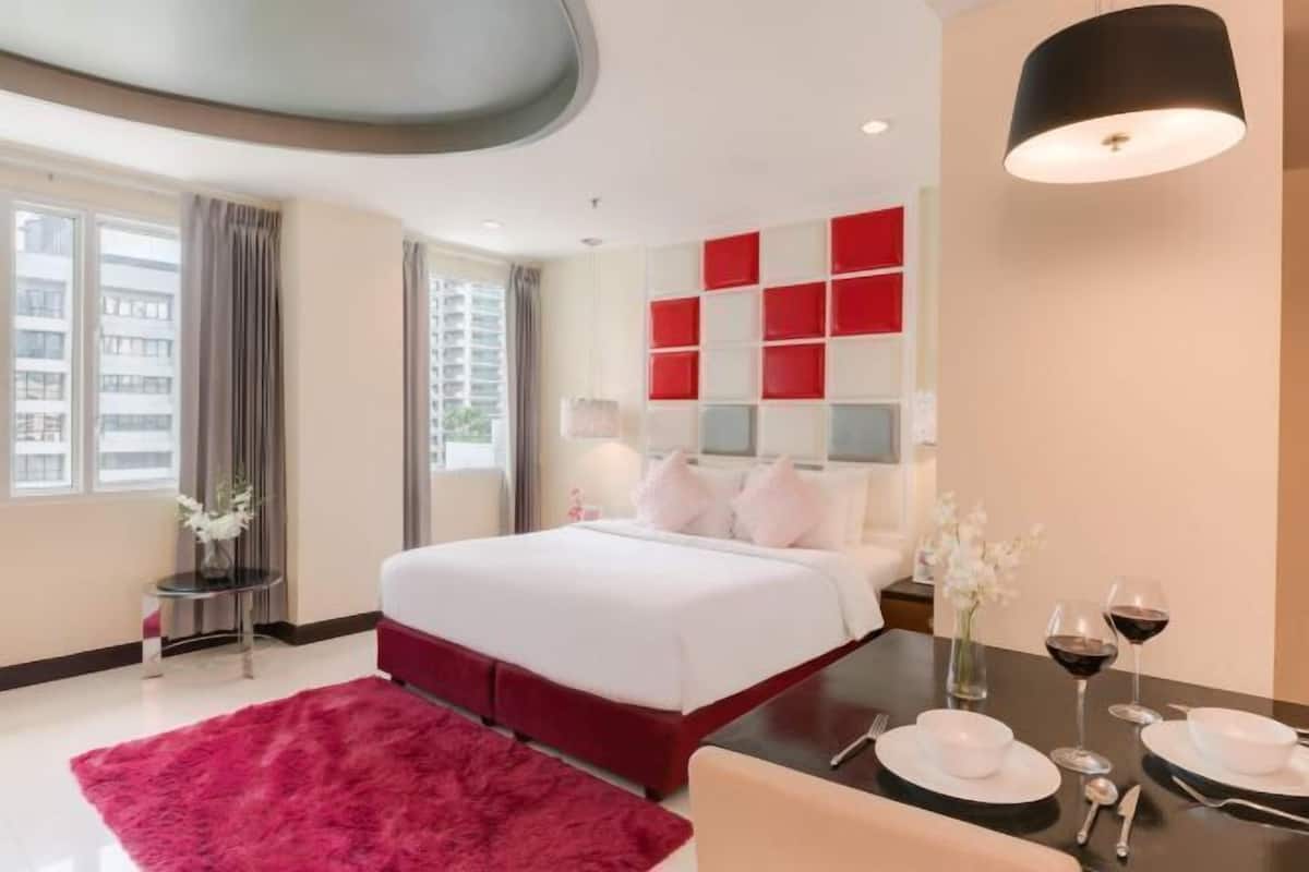 1 bedroom, premium bedding, in-room safe, desk