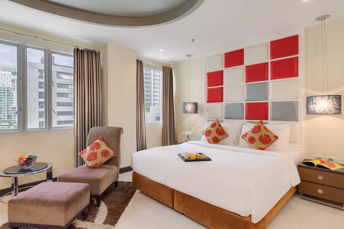 1 bedroom, premium bedding, in-room safe, desk