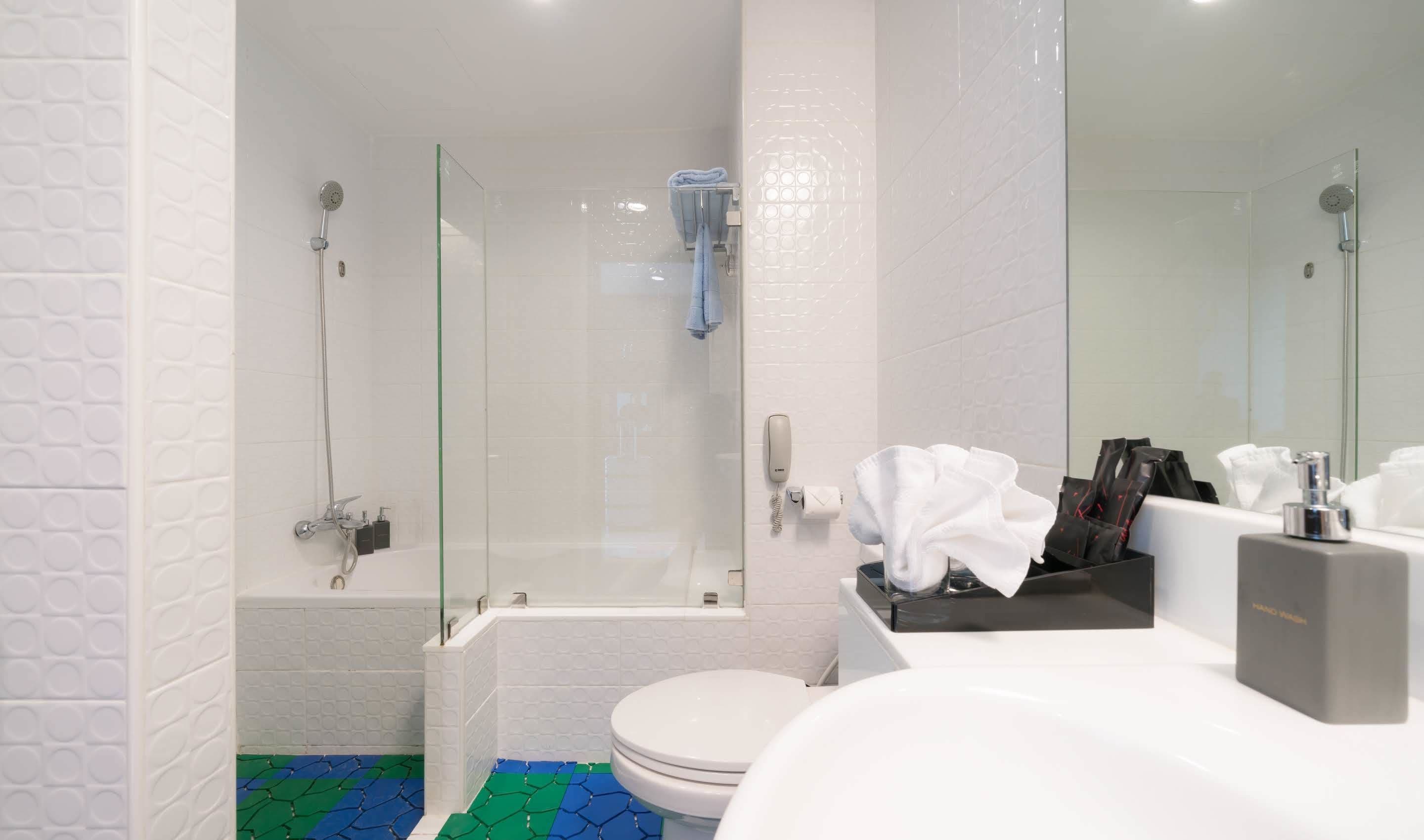 theme room | bathroom | combined shower/bathtub, free toiletries, hair dryer, towels