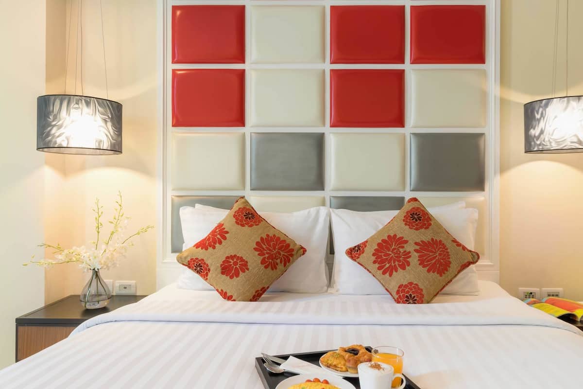 1 bedroom, premium bedding, in-room safe, desk