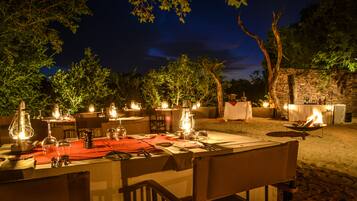 Melayani sarapan, makan siang, dan makan malam