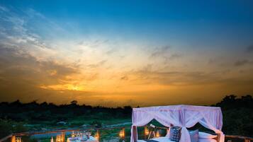 Melayani sarapan, makan siang, dan makan malam