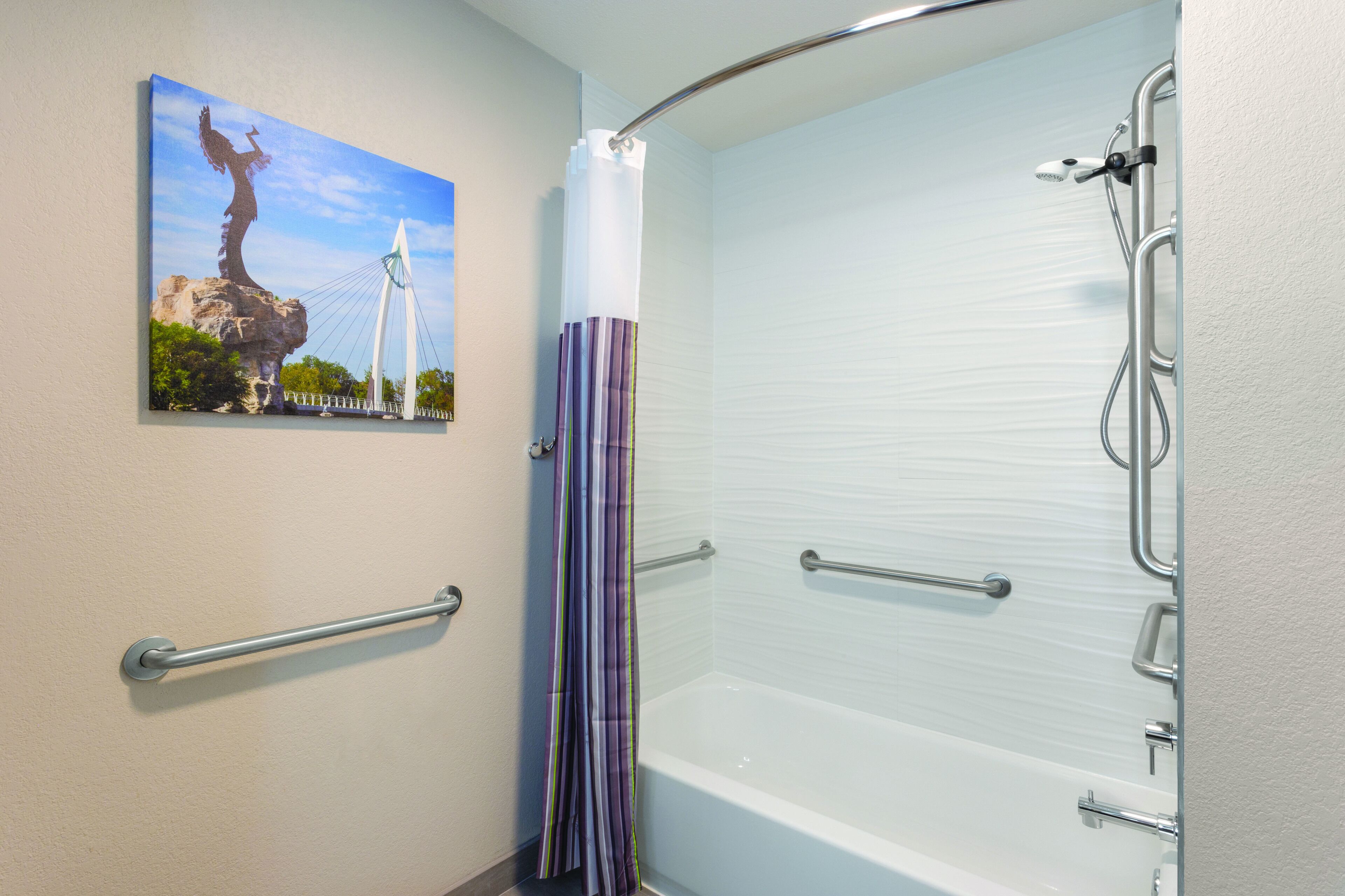 combined shower/bathtub, hair dryer, towels