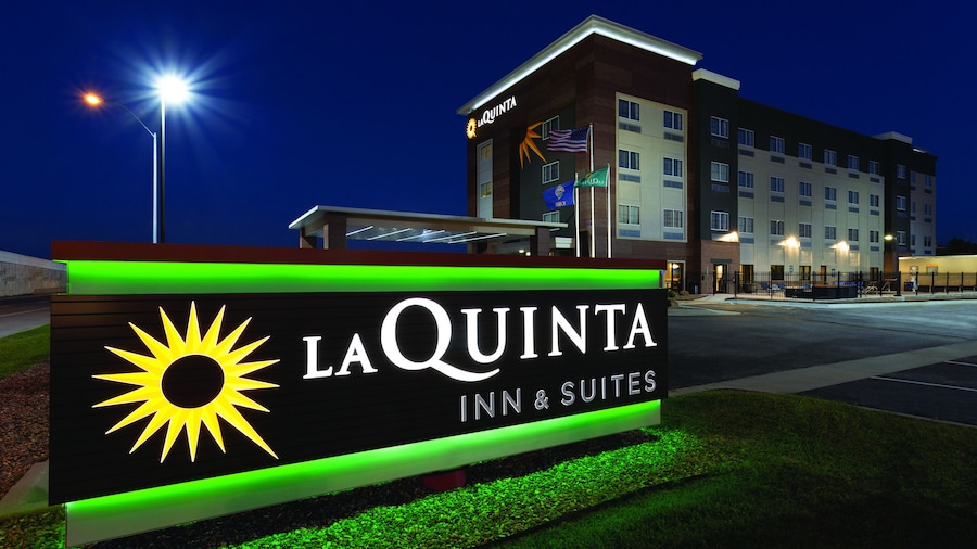 La Quinta Inn & Suites by Wyndham Wichita Airport