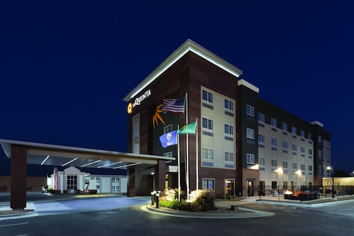 La Quinta Inn & Suites by Wyndham Wichita Airport