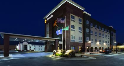 La Quinta Inn & Suites by Wyndham Wichita Airport