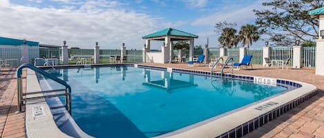 Een buitenzwembad, open van 07.00 uur tot 18.00 uur, en ligstoelen