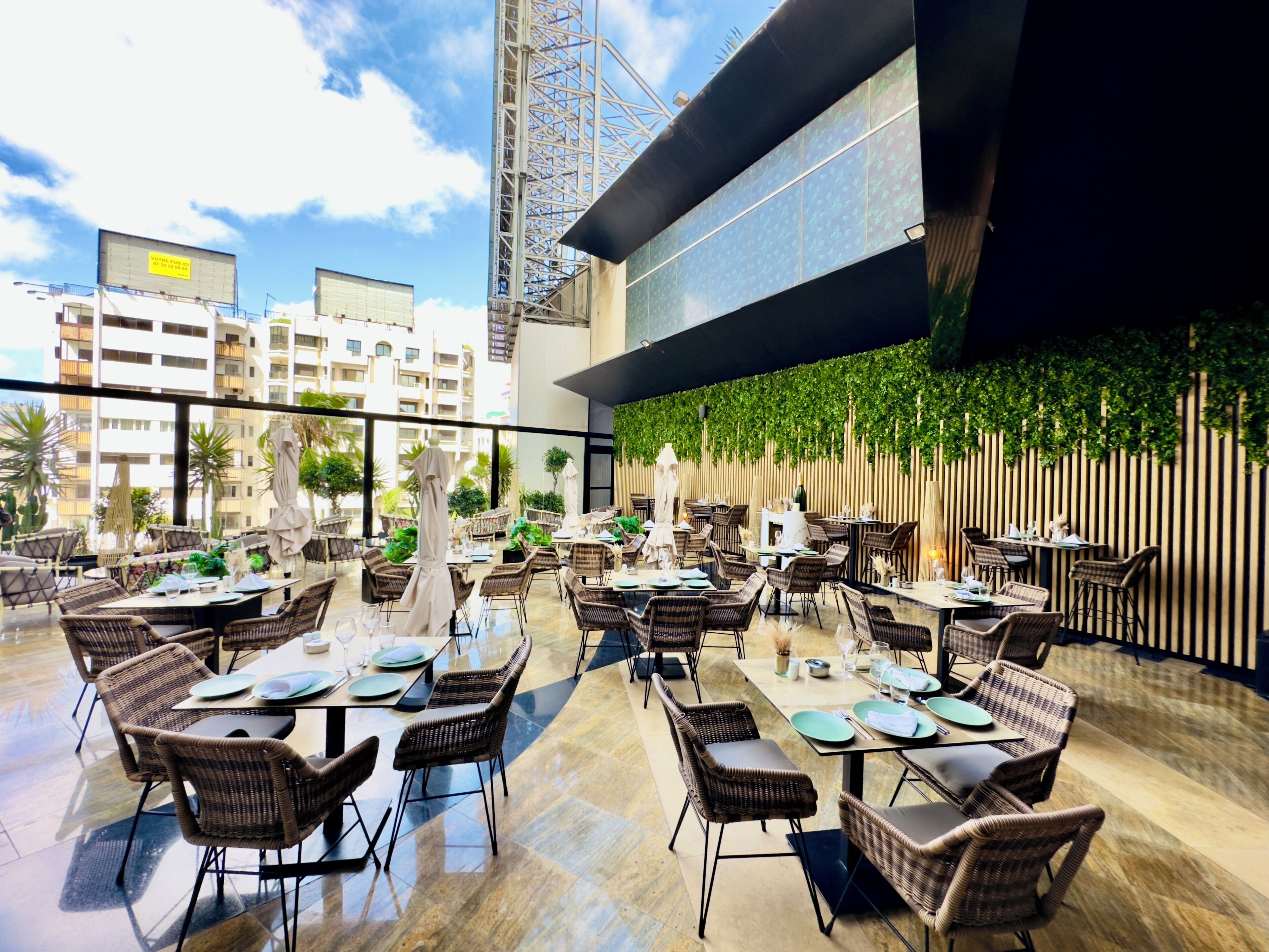 2 restaurants, lunch served