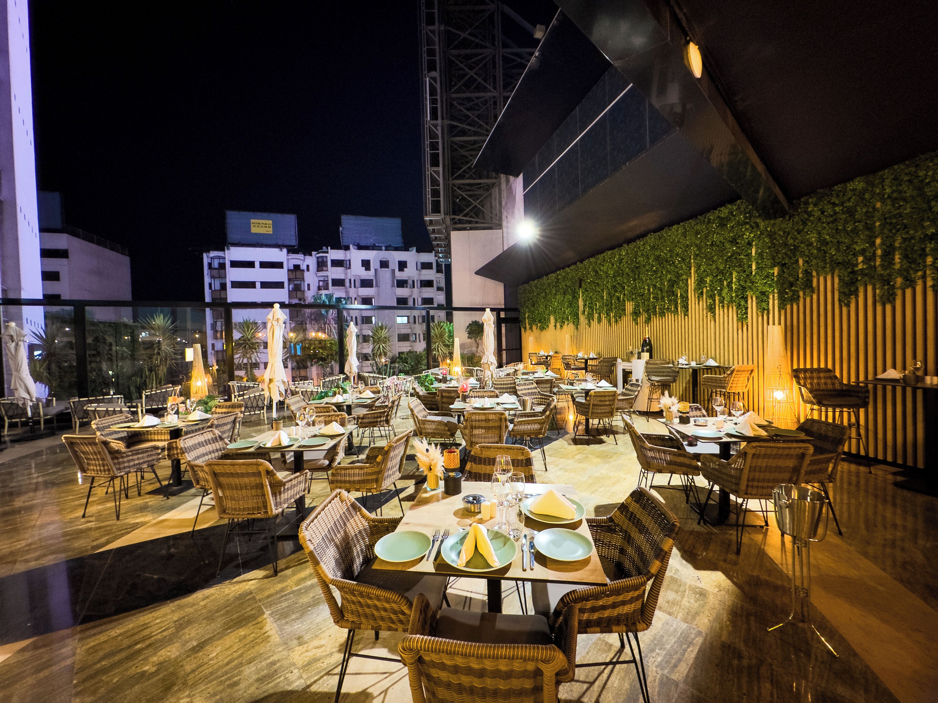 2 restaurants, lunch served