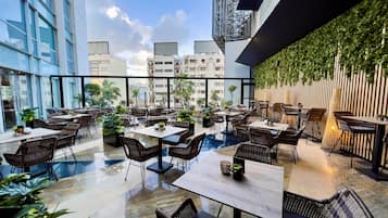 2 間餐廳,供應午餐
