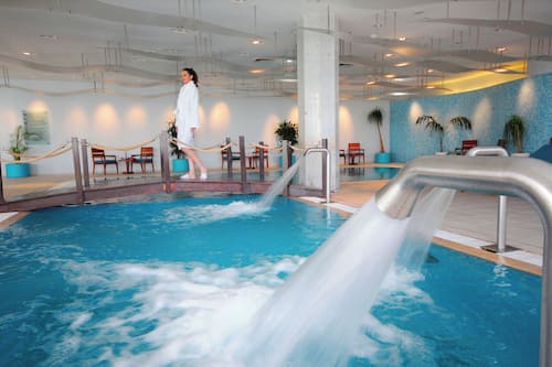 Una piscina cubierta