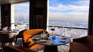 2 restaurants servant le déjeuner et le dîner