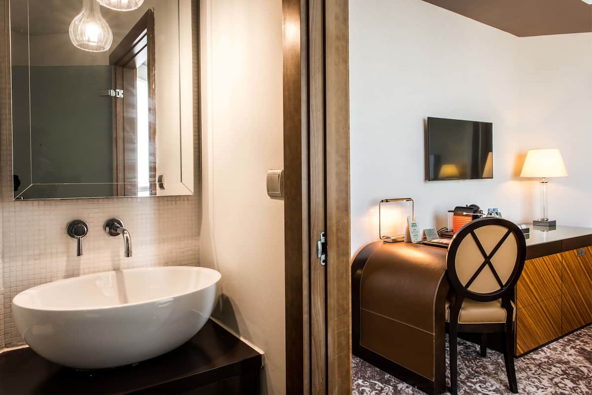 Premium bedding, pillow-top beds, minibar, in-room safe