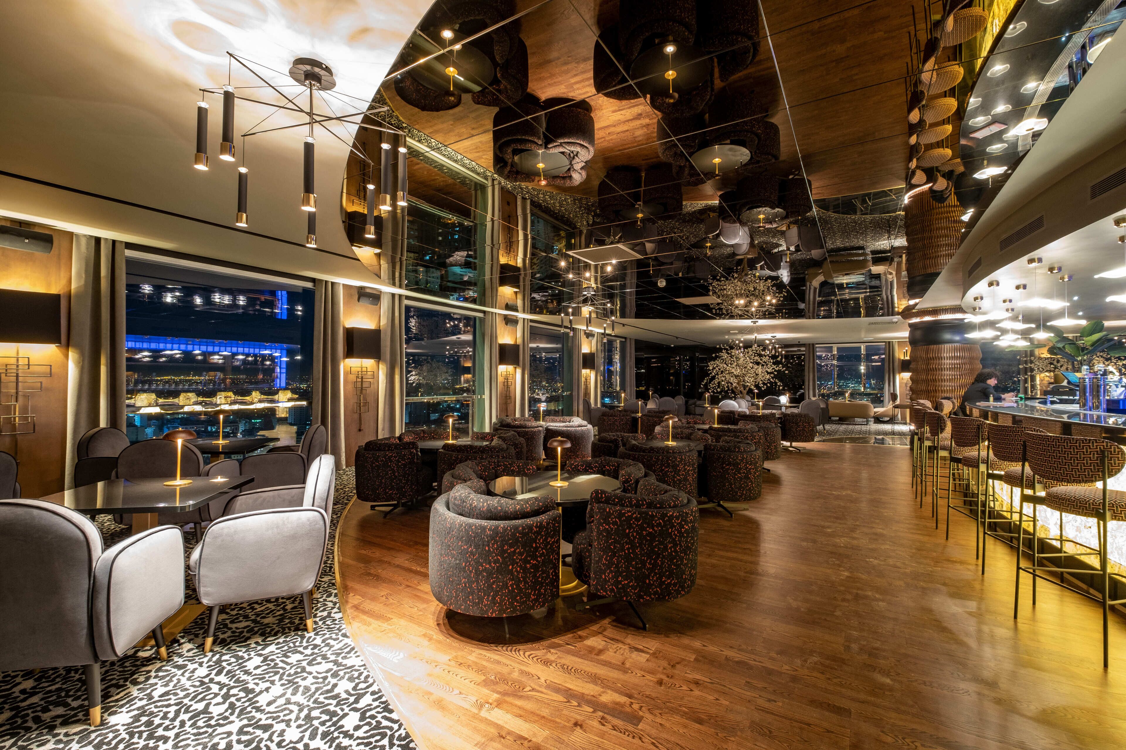 2 restaurants, lunch served