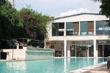 Piscina externa, guarda-sóis, espreguiçadeiras