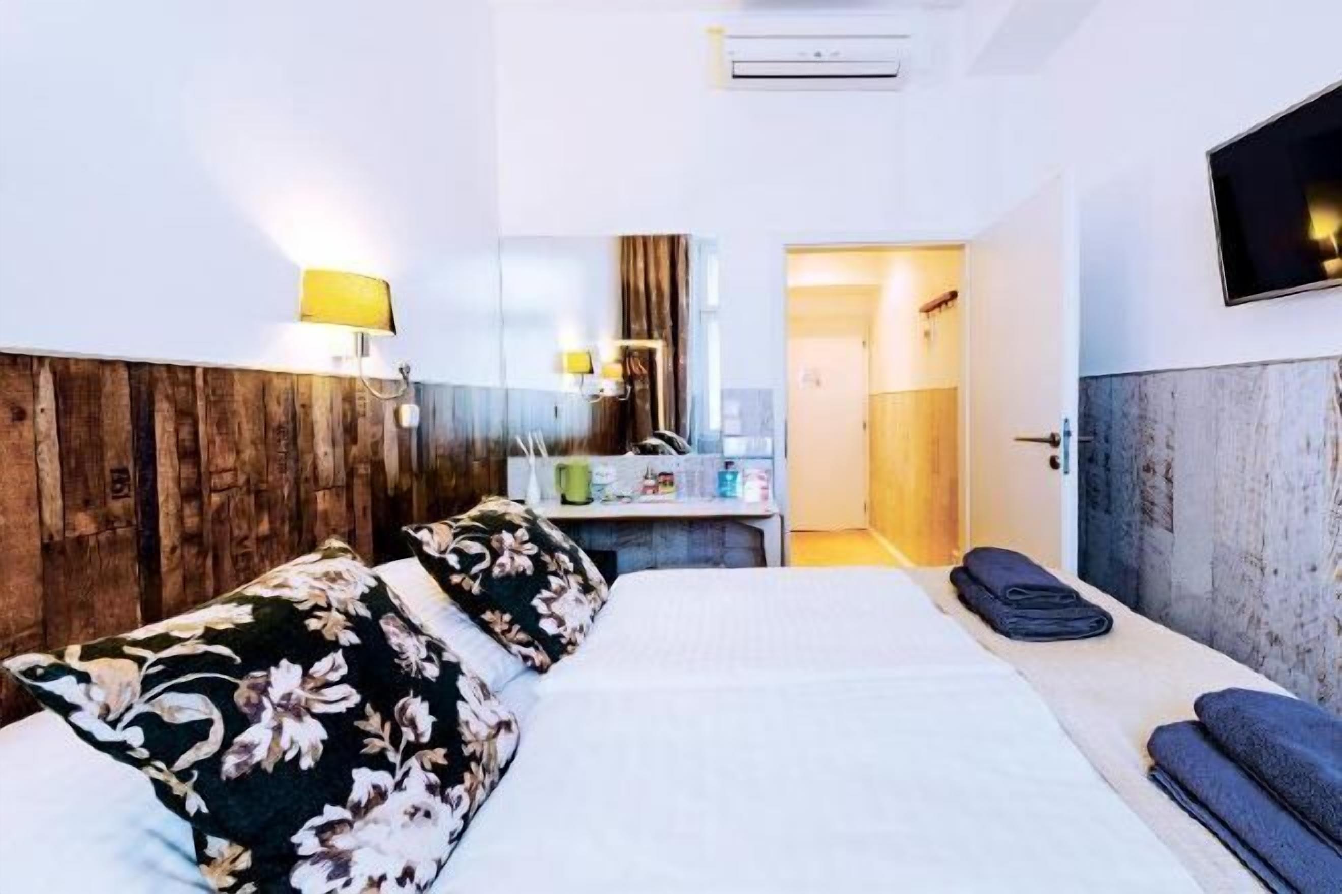 Ropa de cama de alta calidad y minibar 