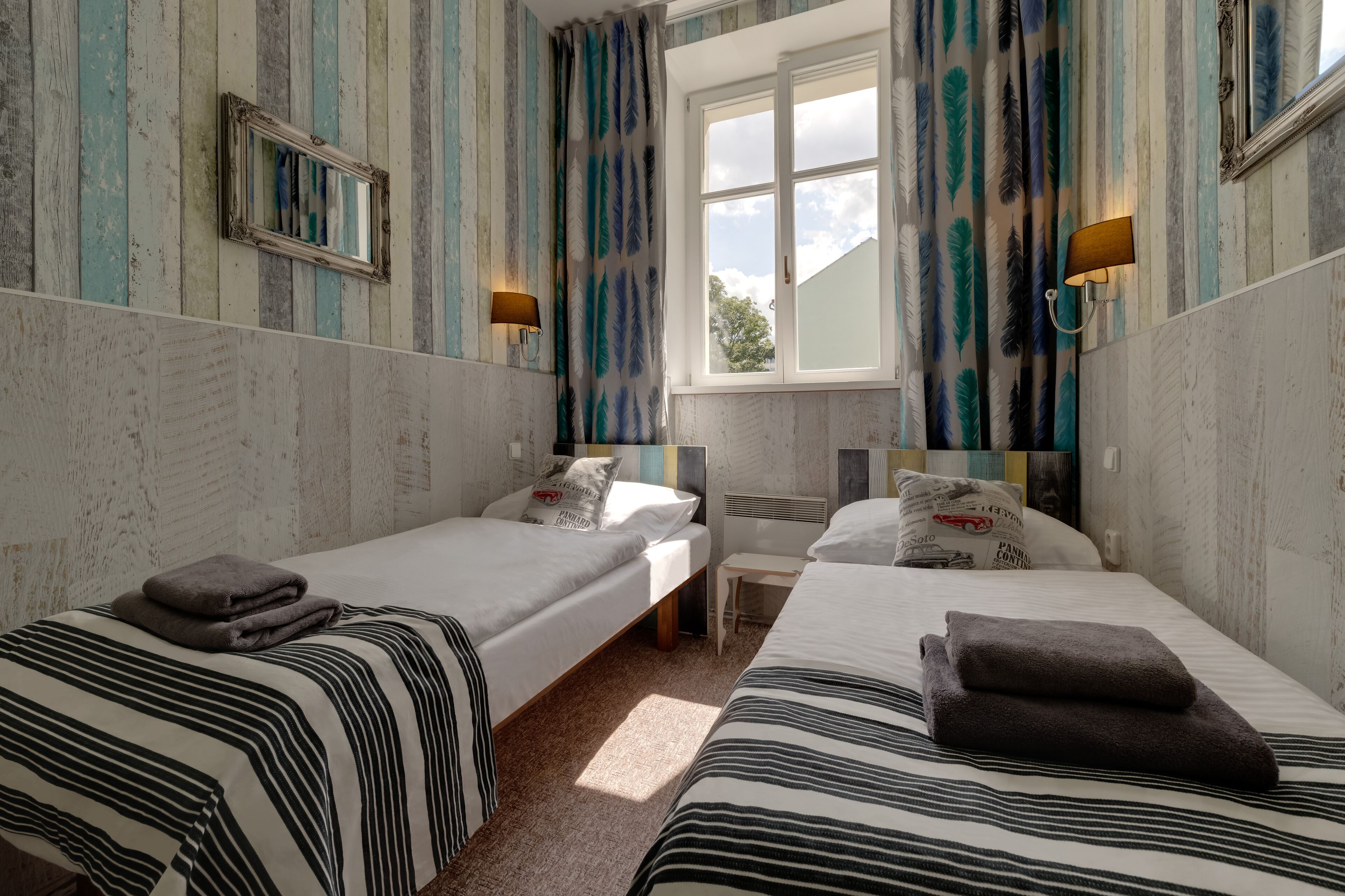 标准双人房或双床房 | 高档床上用品、迷你吧、客房内保险箱、办公桌