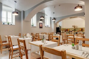 Petit déjeuner buffet (200 CZK par personne)