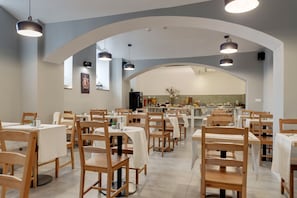 Café da manhã com buffet todos os dias (CZK 200 por pessoa)