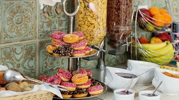 Café da manhã com buffet todos os dias (CZK 200 por pessoa)