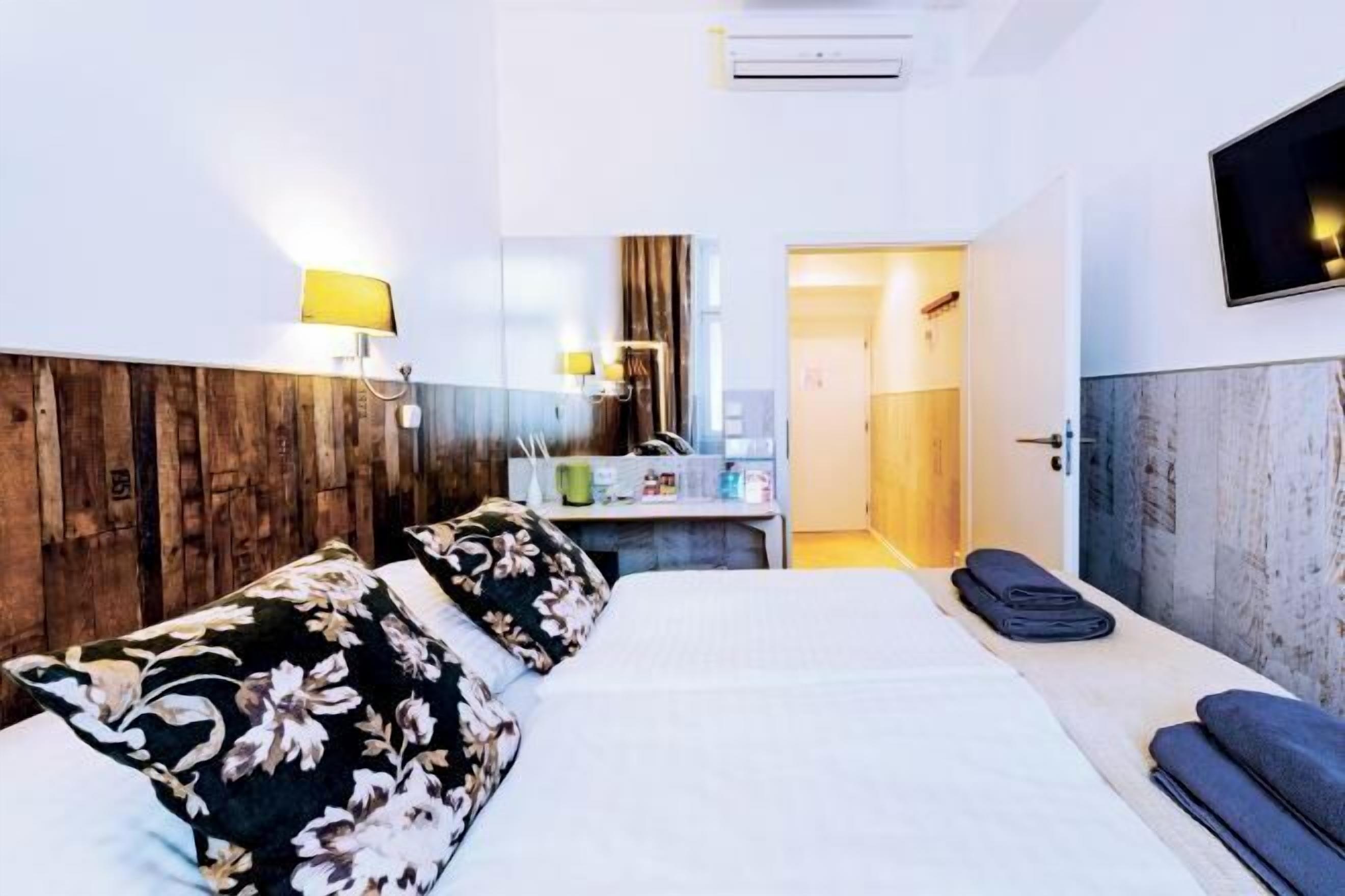 Ropa de cama de alta calidad y minibar 