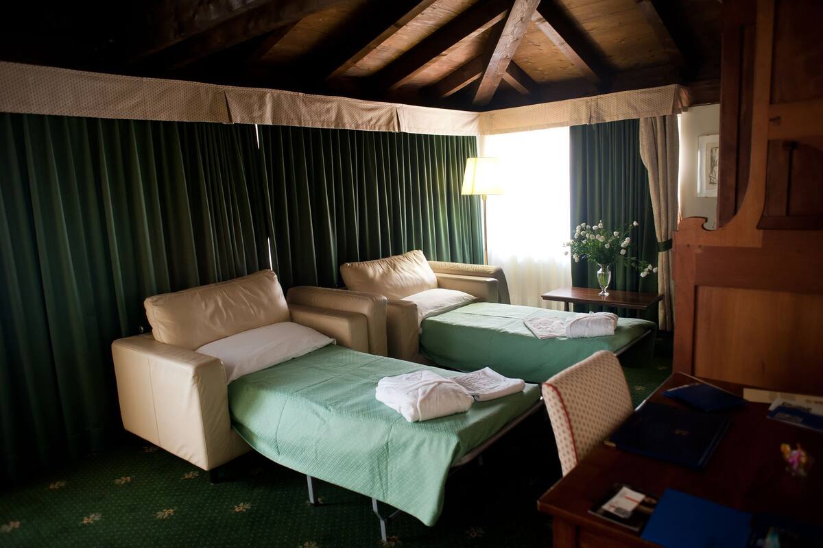 Hypo-allergenic bedding, minibar, in-room safe, desk