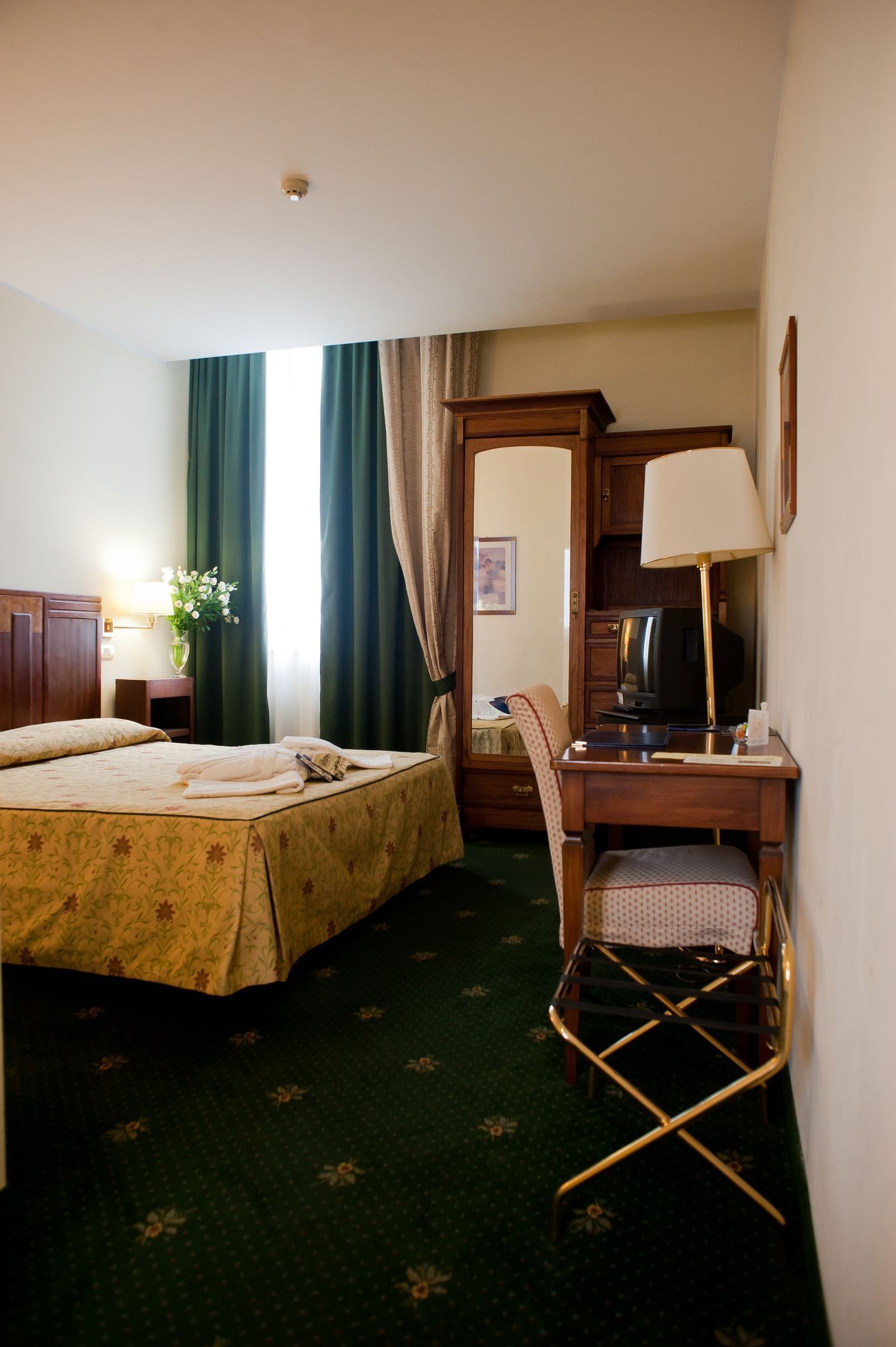 double or twin room | hypo-allergenic bedding, minibar, in-room safe, desk