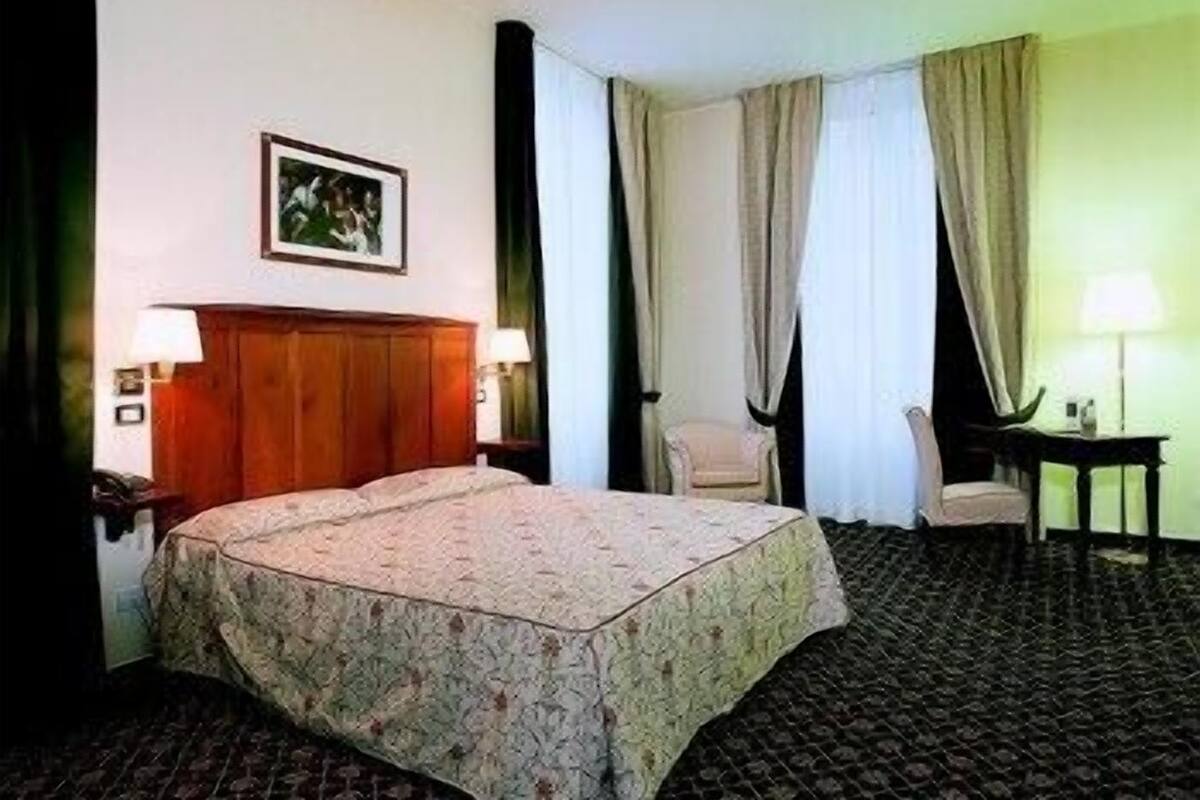 Hypo-allergenic bedding, minibar, in-room safe, desk