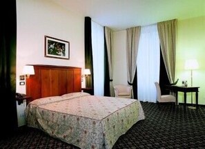 Phòng đôi hoặc 2 giường đơn | Bộ đồ giường kháng dị ứng, minibar, két bảo mật tại phòng, bàn 