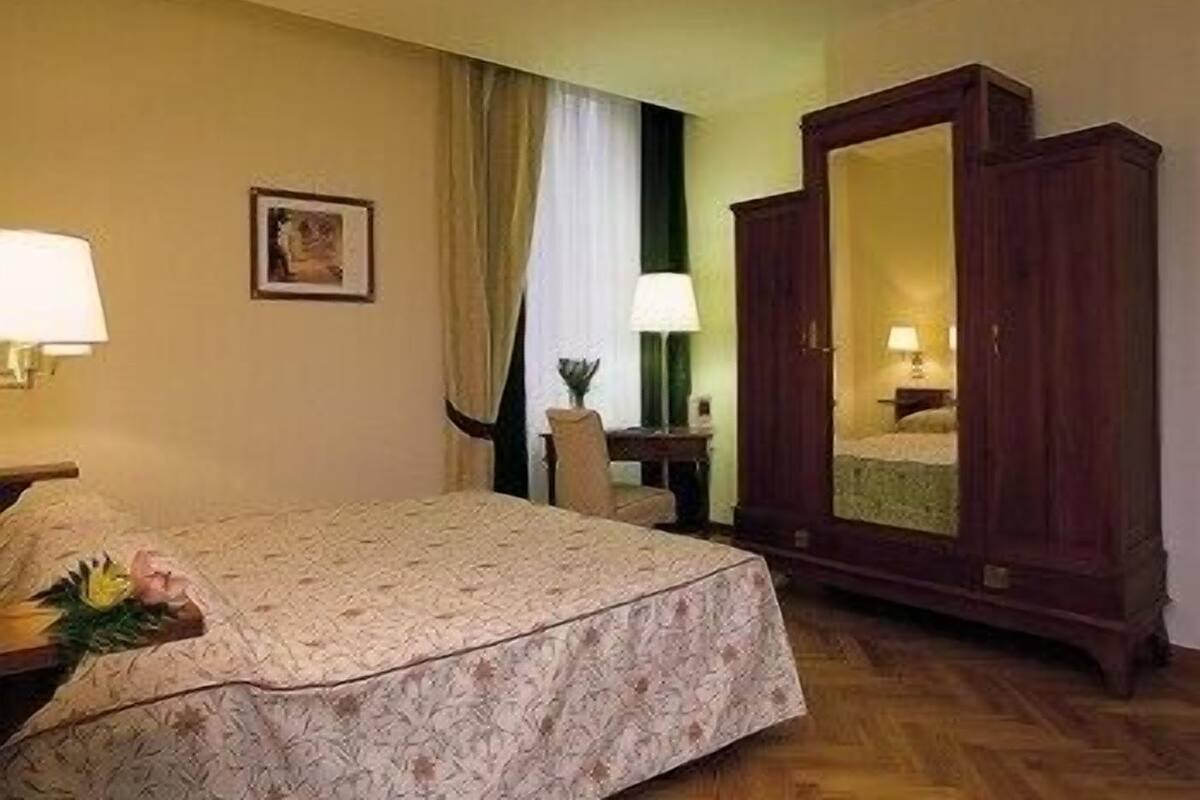 Hypo-allergenic bedding, minibar, in-room safe, desk