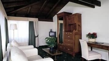 Habitación triple | Sala de estar | Televisión y películas con cargo