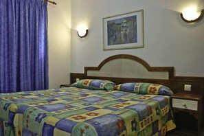 In-room safe, iron/ironing board, cribs/infant beds, rollaway beds - Elena Apartamentos (Tías)