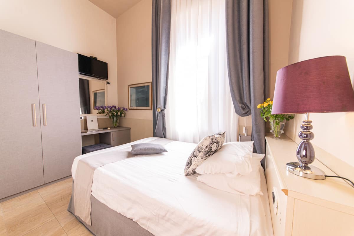 Single Room | Minibar, in-room safe, desk, cribs/infant beds