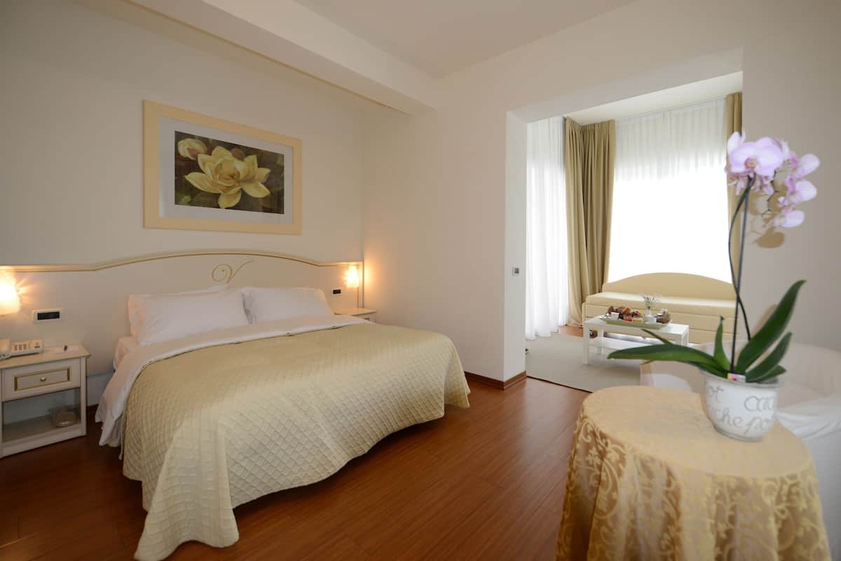 Suite, Balcony | Minibar, in-room safe, desk, cribs/infant beds
