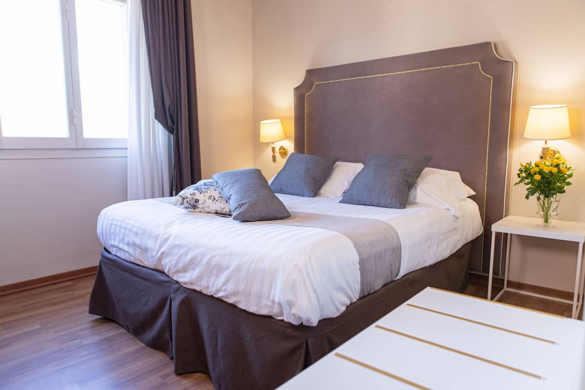 Comfort Double Room | Minibar, in-room safe, desk, cribs/infant beds