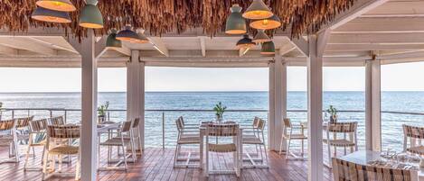 5 restaurants, breakfast, lunch, dinner served; international cuisine