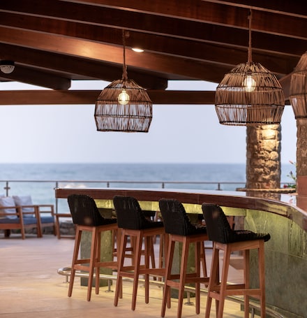 2 bares, 2 bares junto a la piscina, bar en la playa. Ikaros Beach Resort & Spa - Adults Only