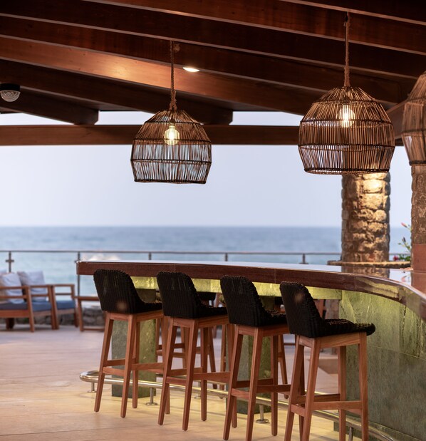 2 bars/lounges, 2 poolside bars, beach bar - Ikaros Beach Resort & Spa - Adults Only (Hersonissos)