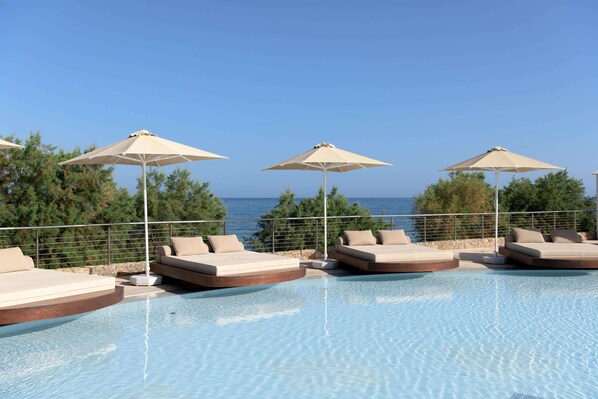 Alberca techada, 4 albercas al aire libre y sombrillas en la alberca