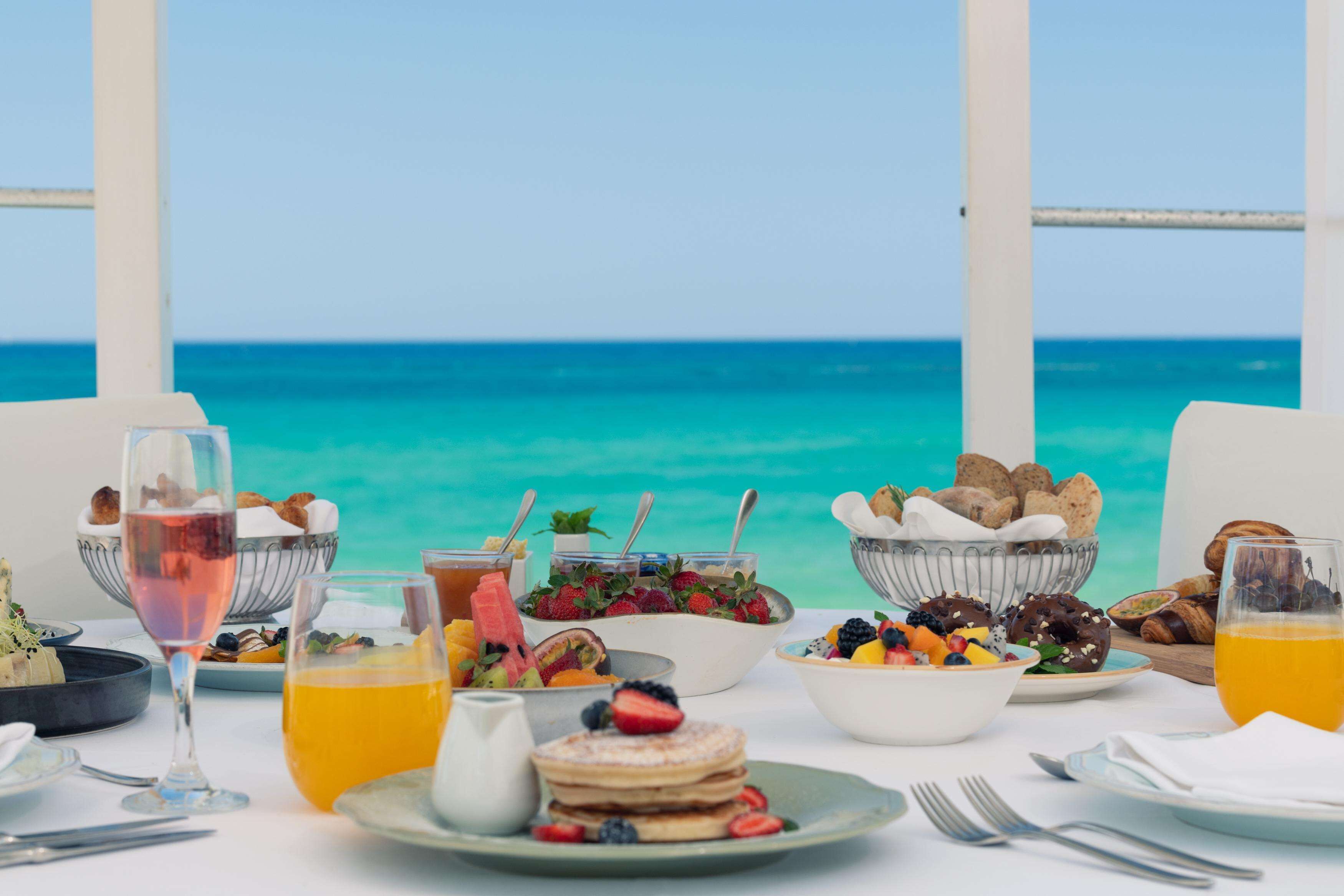 5 restaurants, breakfast, lunch, dinner served; international cuisine