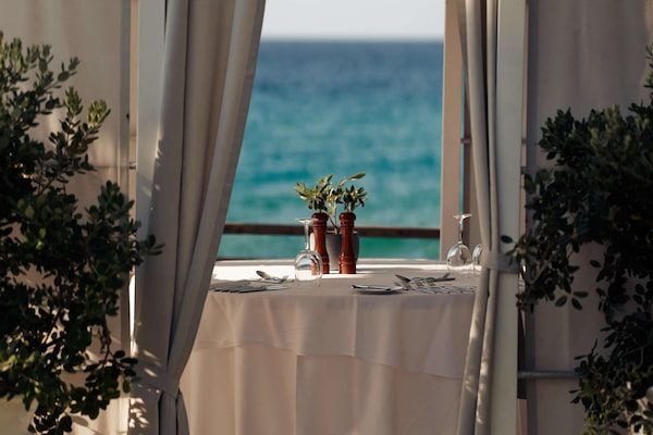 5 restaurants; breakfast, lunch, and dinner served
