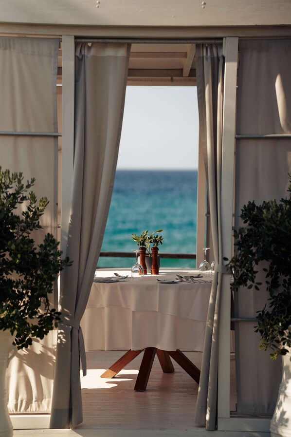 5 restaurants; breakfast, lunch and dinner served 