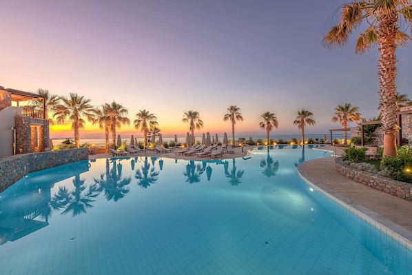 Indoor pool, 4 outdoor pools, pool umbrellas, pool loungers