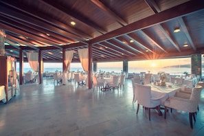 5 restaurants, breakfast, lunch, dinner served; international cuisine