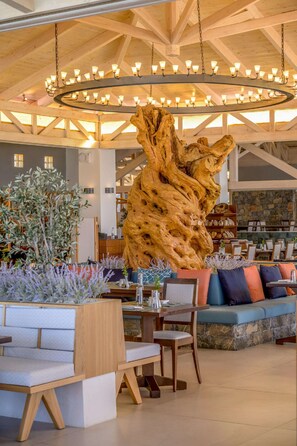 5 restaurantes; se sirve desayuno, almuerzo y cena